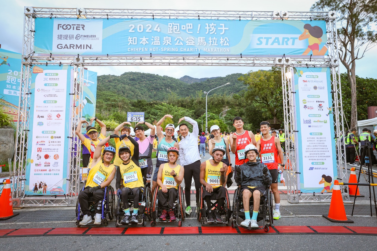 2024年，由愛運動動無礙團隊團隊-姜義村教授帶領5位身障選手參賽。照片提供：司格特運動行銷