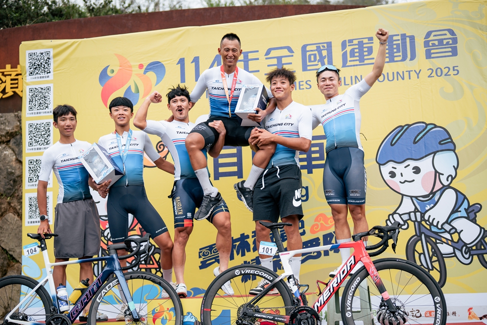 馮俊凱右3睽違四年，代表臺中市隊贏得生涯第七面全運會公路賽金牌