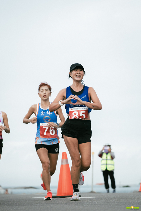 代表臺南市的付迪 3:24:28 (前)、代表雲林縣的劉素雅 (3:18:20), 3:24 為女性跑者完賽中位數