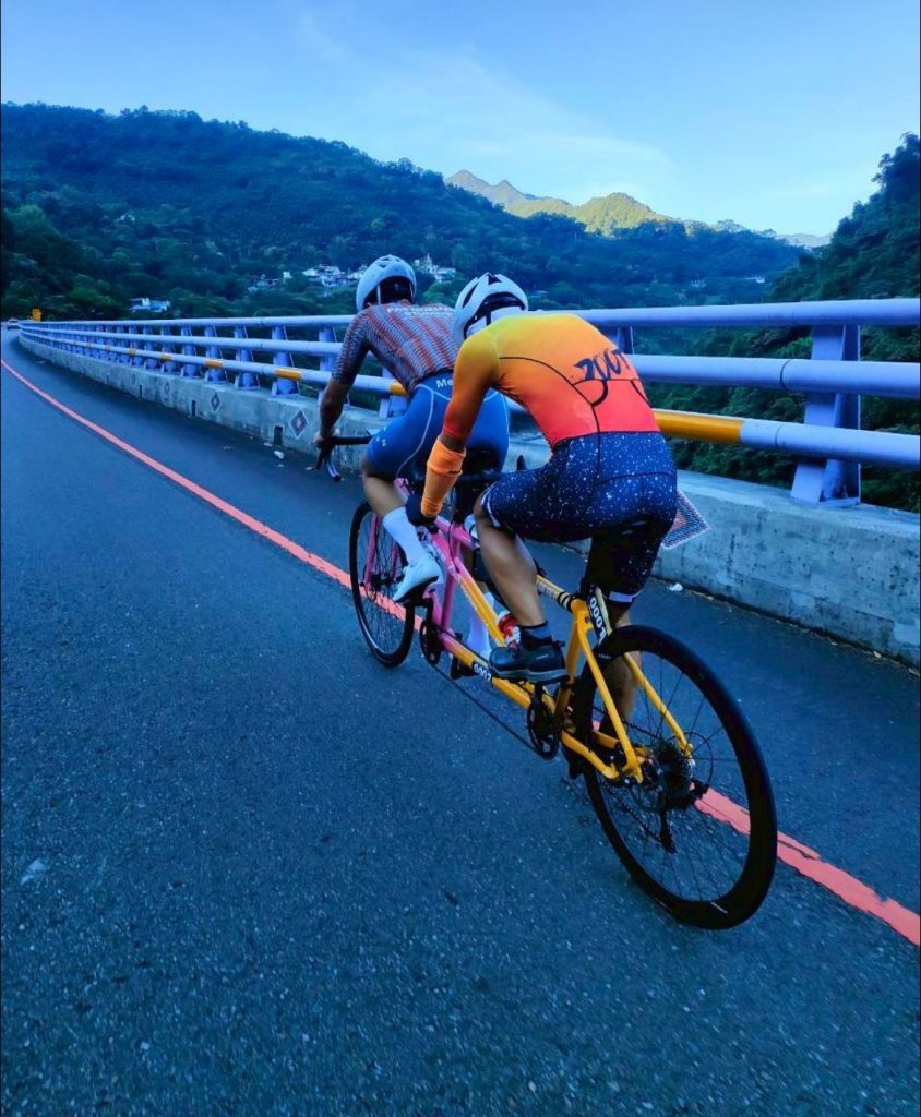阿興與FXT領騎員之一的台灣登山大滿貫系列賽自行車凸台常勝軍古老師，一同到烏來福山路線訓練。