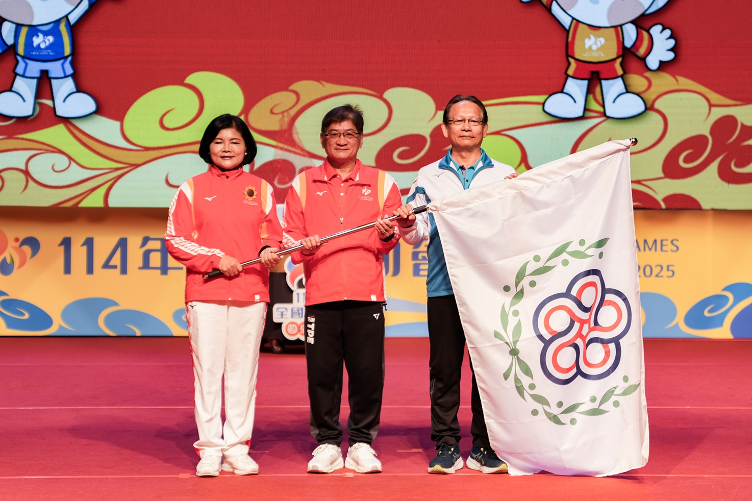 在運動部次長洪志昌(中)見證下 雲林縣長張麗善(左)將會旗交棒下屆主辦屏東縣楊慶哲秘書長