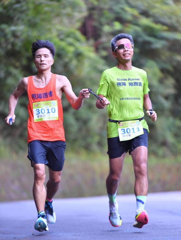 阿興與FXT領跑員之一的羅宇新（Lobo）一同參加風櫃嘴公益路跑17K培養默契。