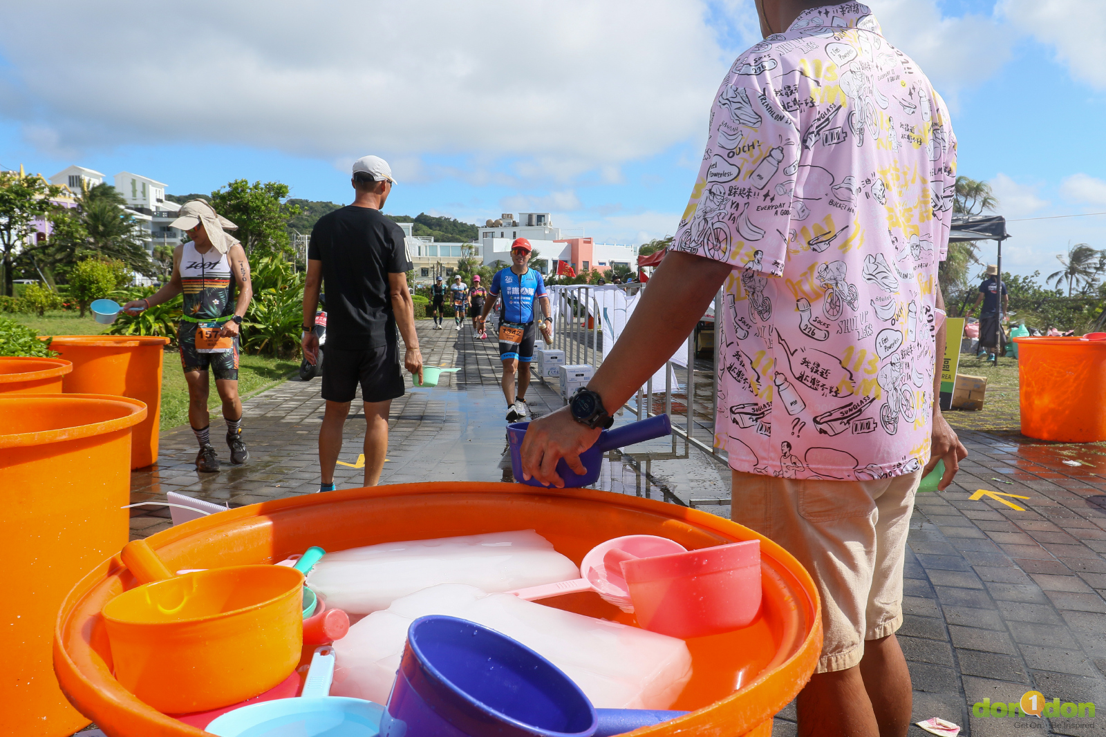 伊果鐵人帶了30餘名志工在R4補給站為選手服務