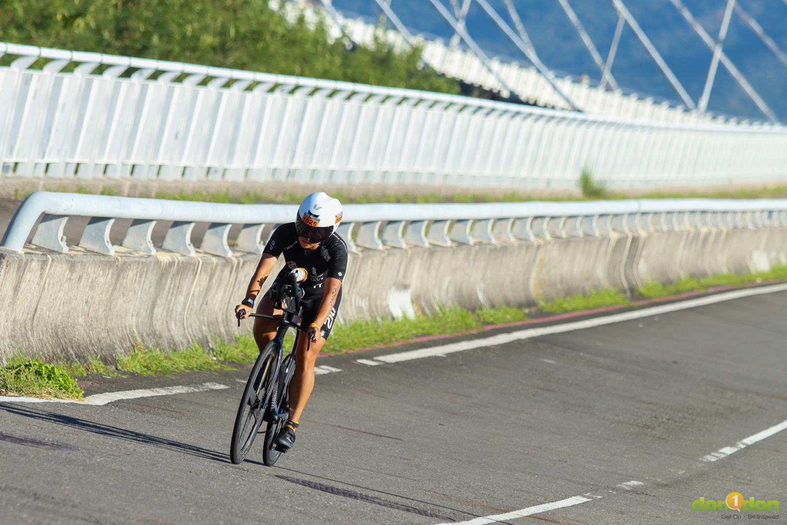 恆春半島的風勢讓張嘉家緊握著手把騎車