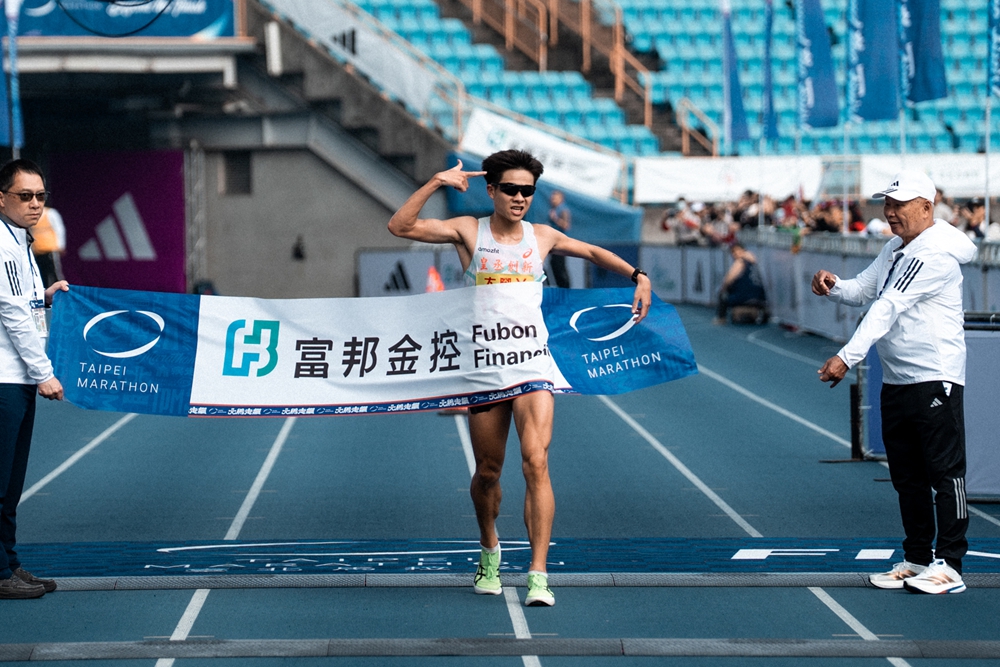 施育佐 2:22:59 (ASICS)