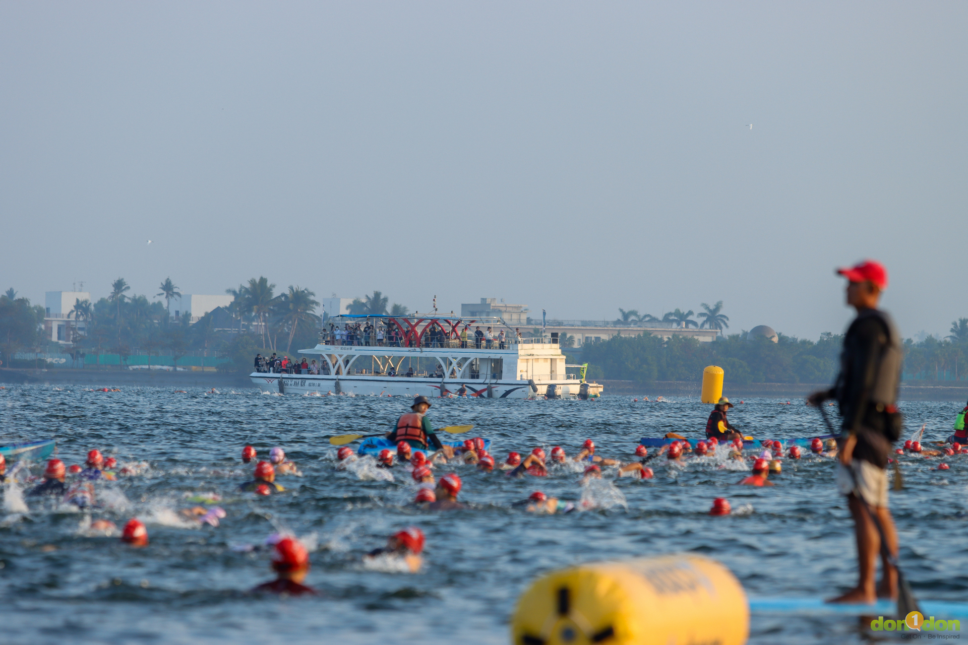 LAVA大鵬灣鐵人三項賽,游泳賽段開放遊船讓家屬到海上為選手加油