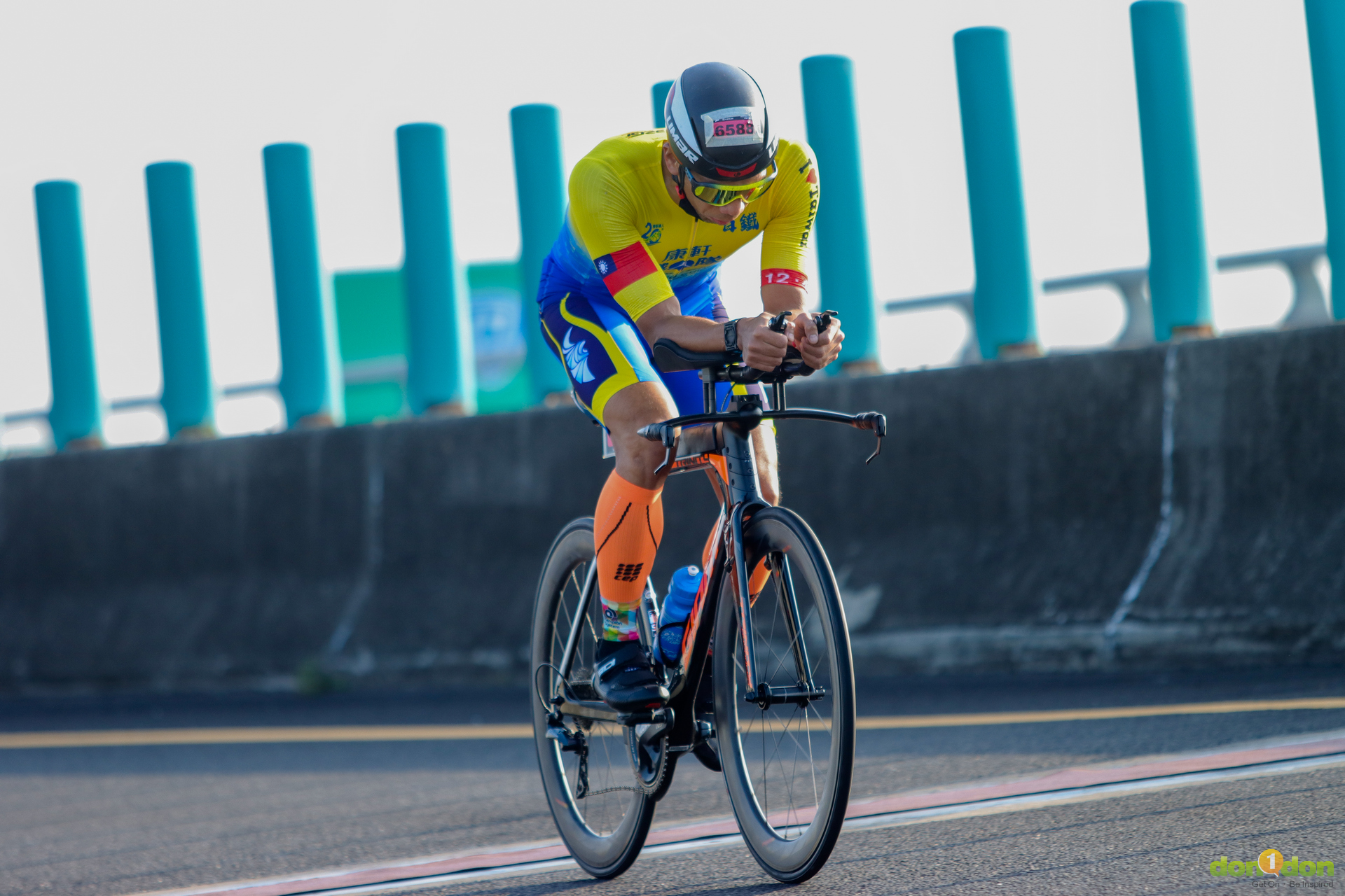 康橋國際學校游承翰老師在大鵬灣以分組第一的成績,完成他的鐵人生涯百鐵