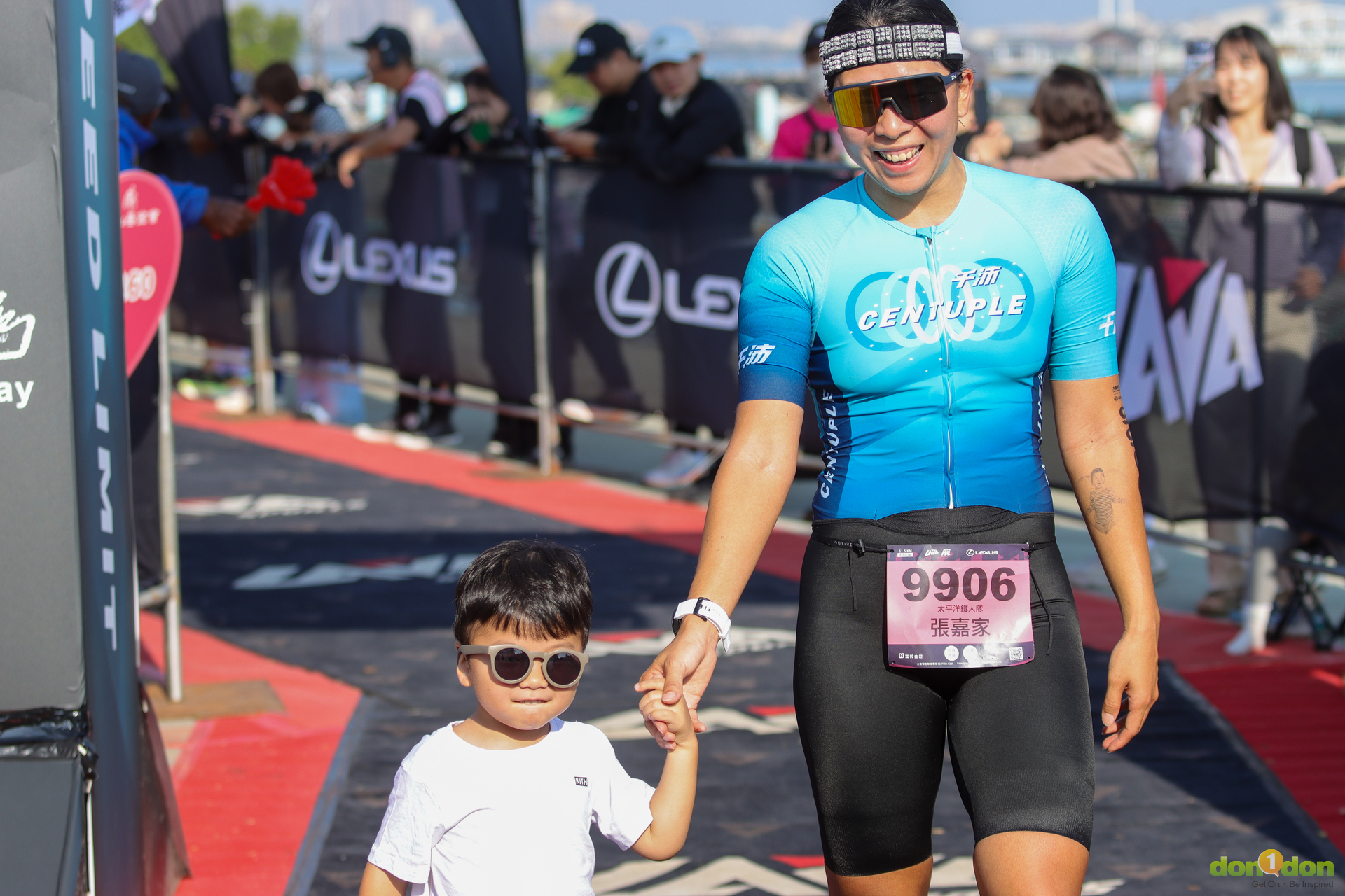 張嘉家在拿下冠軍後牽著兒子進終點