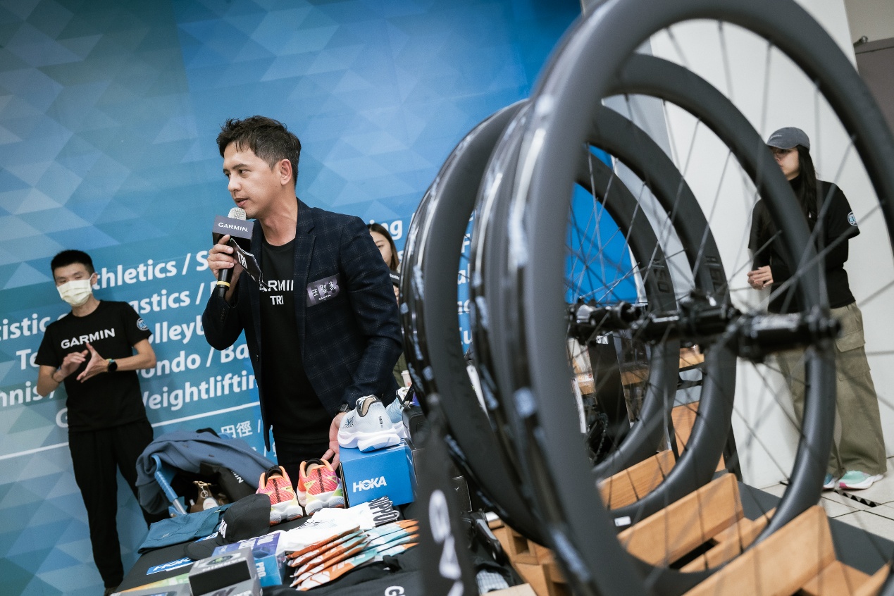 主持人阿努一一介紹選手們的訓練裝備