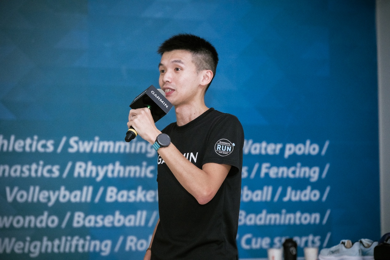 品牌產品行銷經理謝佳晉為選手進行三鐵裝備完整介紹