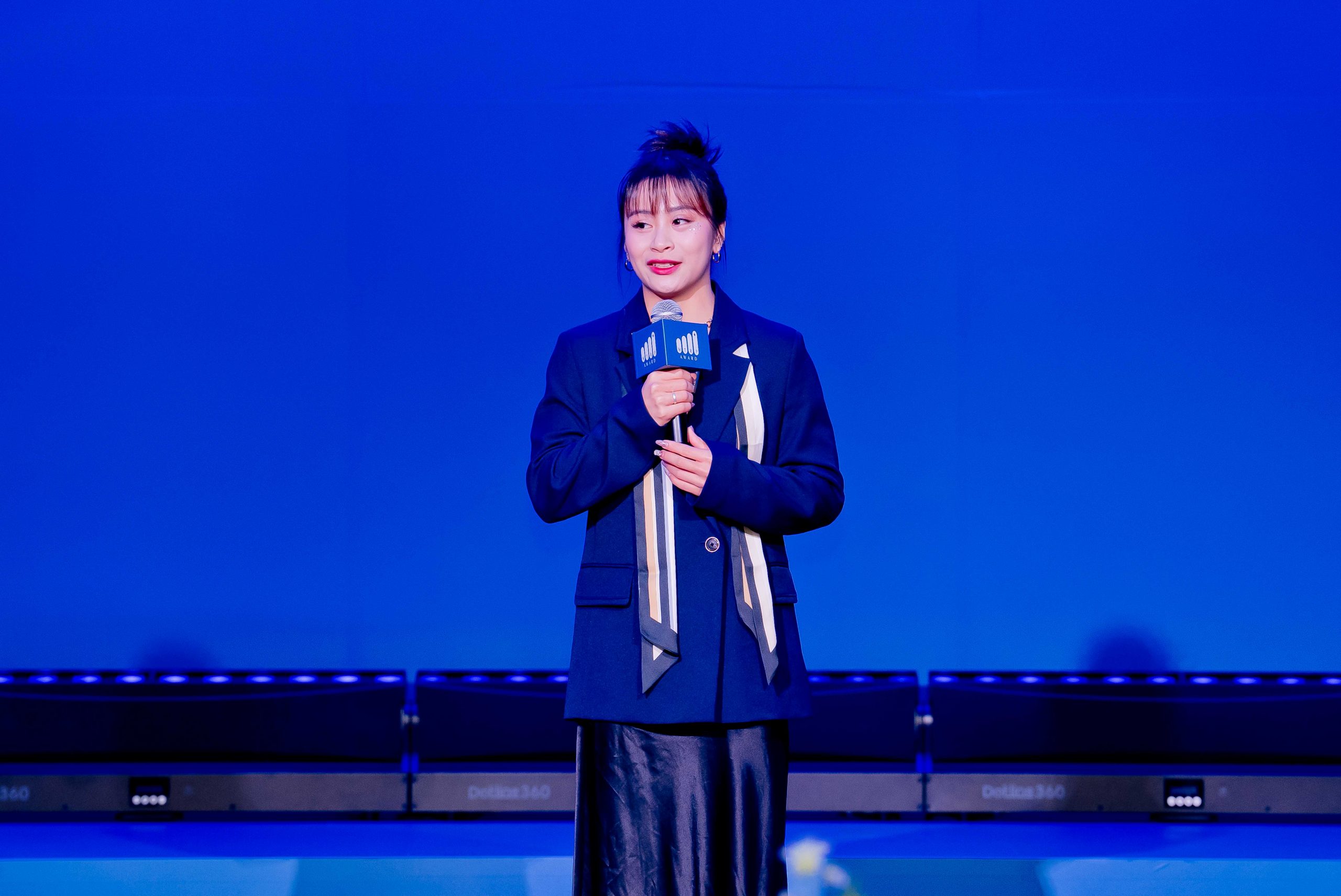 首屆創紀錄獎獲獎選手「舉重精靈」方莞靈，回歸擔任頒獎人，傳承突破精神。