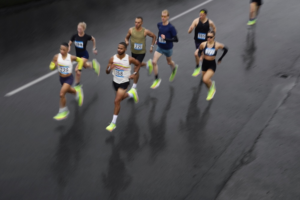 HOKA Cielo X1 3.0為疾速推進下的步伐而生，輕盈腳感幫助跑者專注出擊、放膽飛翔！