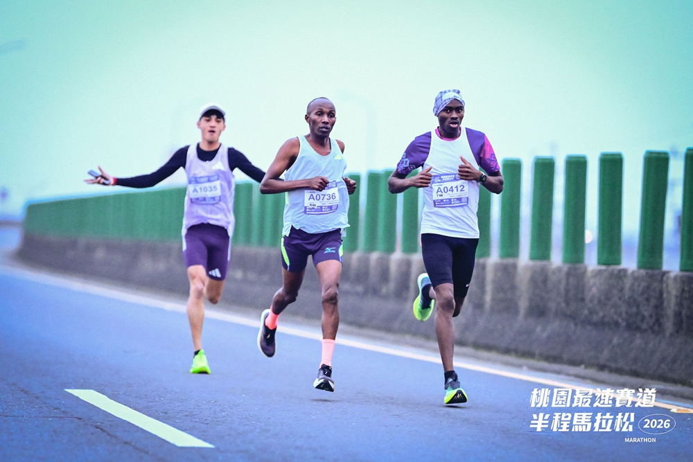 半馬男子組領先集團一路廝殺 最終由肯亞好手Job Minacho Kamonde（右一）勇奪第一（圖：社團法人台灣體育運動競技協會提供）