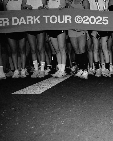 2025年，Nike正式推出After Dark Tour全球女子夜跑系列賽，讓女性擁有彼此看見、相互支持、共同慶祝的專屬跑步空間。賽事在全球吸引近5萬名女性參與，其中三分之一的女性是首次參與跑步比賽，近半數參賽者表示，她們正是因為「女性專屬賽事」而報名參與。