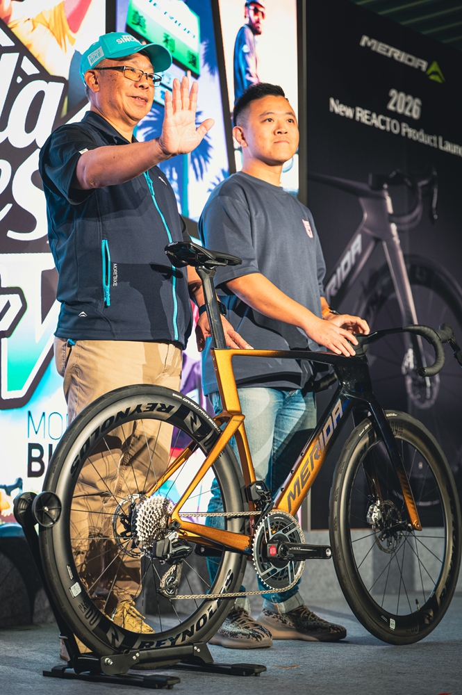 美利達曾上原總經理(右)與曾進成副總經理(左)一起為第五代銳克多揭幕亮相