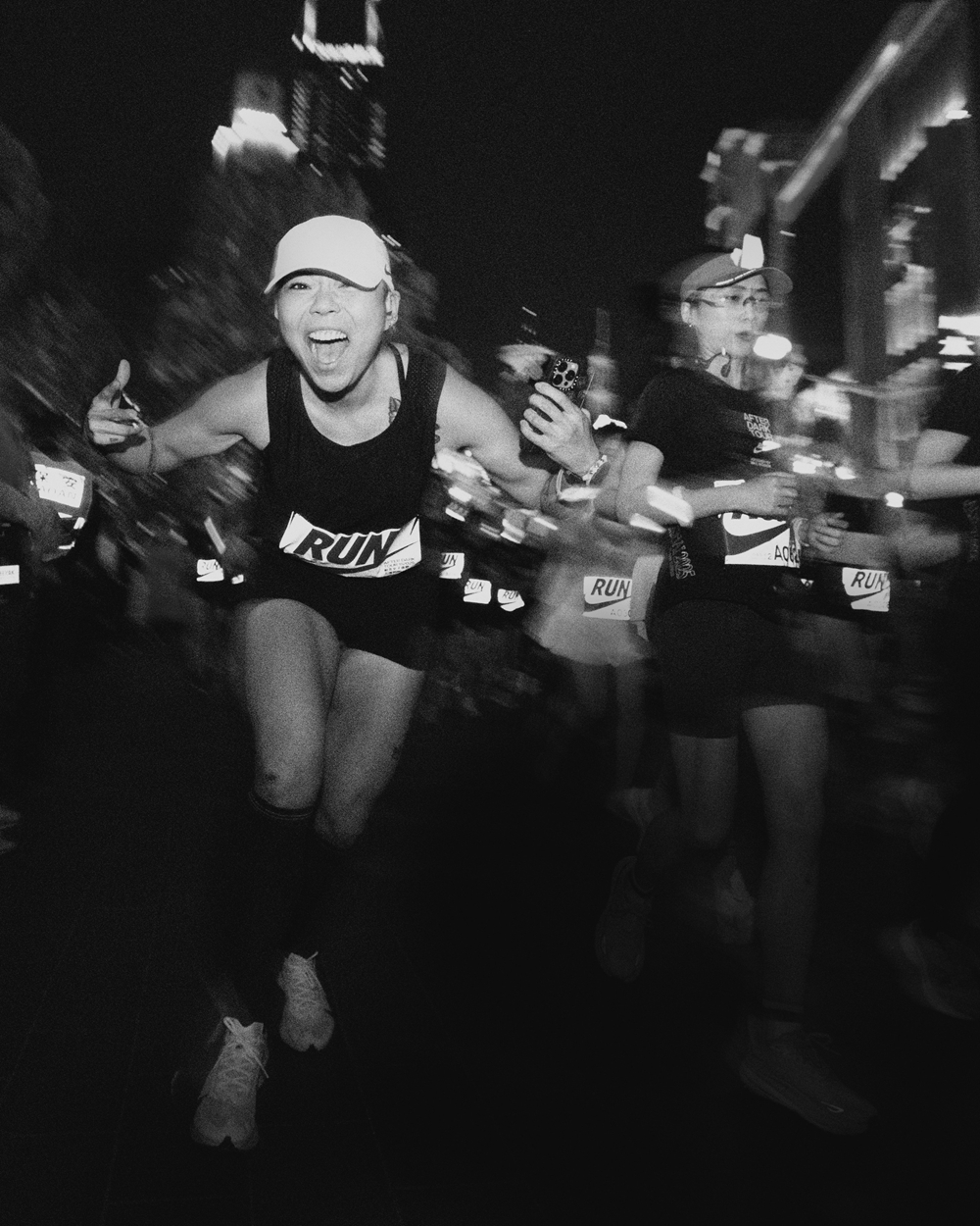 After Dark Tour的每一站都不只是傳統跑步賽事，更是一場完整的沉浸式體驗：從精心規劃的賽前熱身環節、賽道上的能量補給，到賽後慶祝、自信與社群連結的精彩時刻，都是為女性跑者量身訂製。