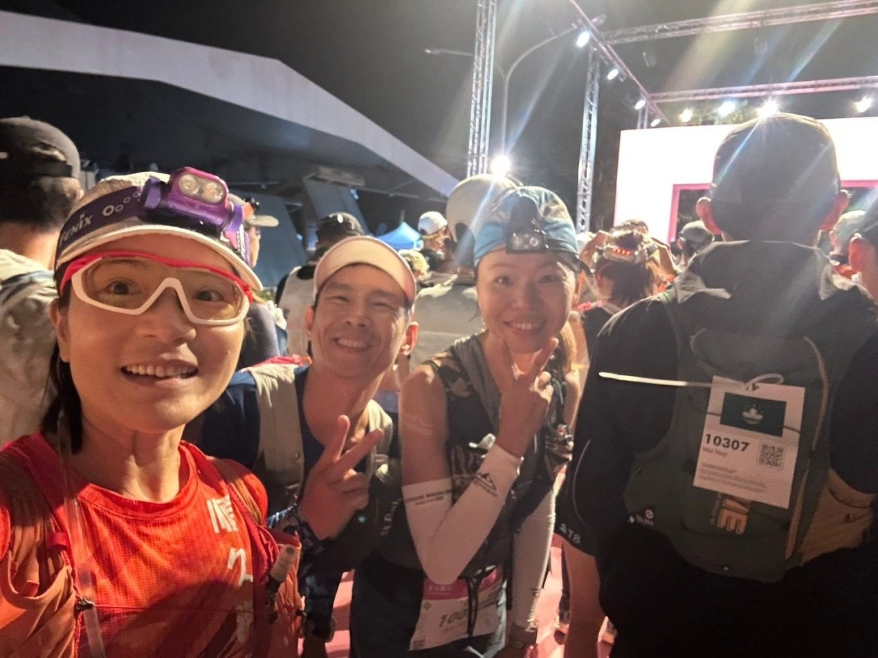 出發前就先遇到小仲和涼子，涼子還大方地給我們熱身霜使用