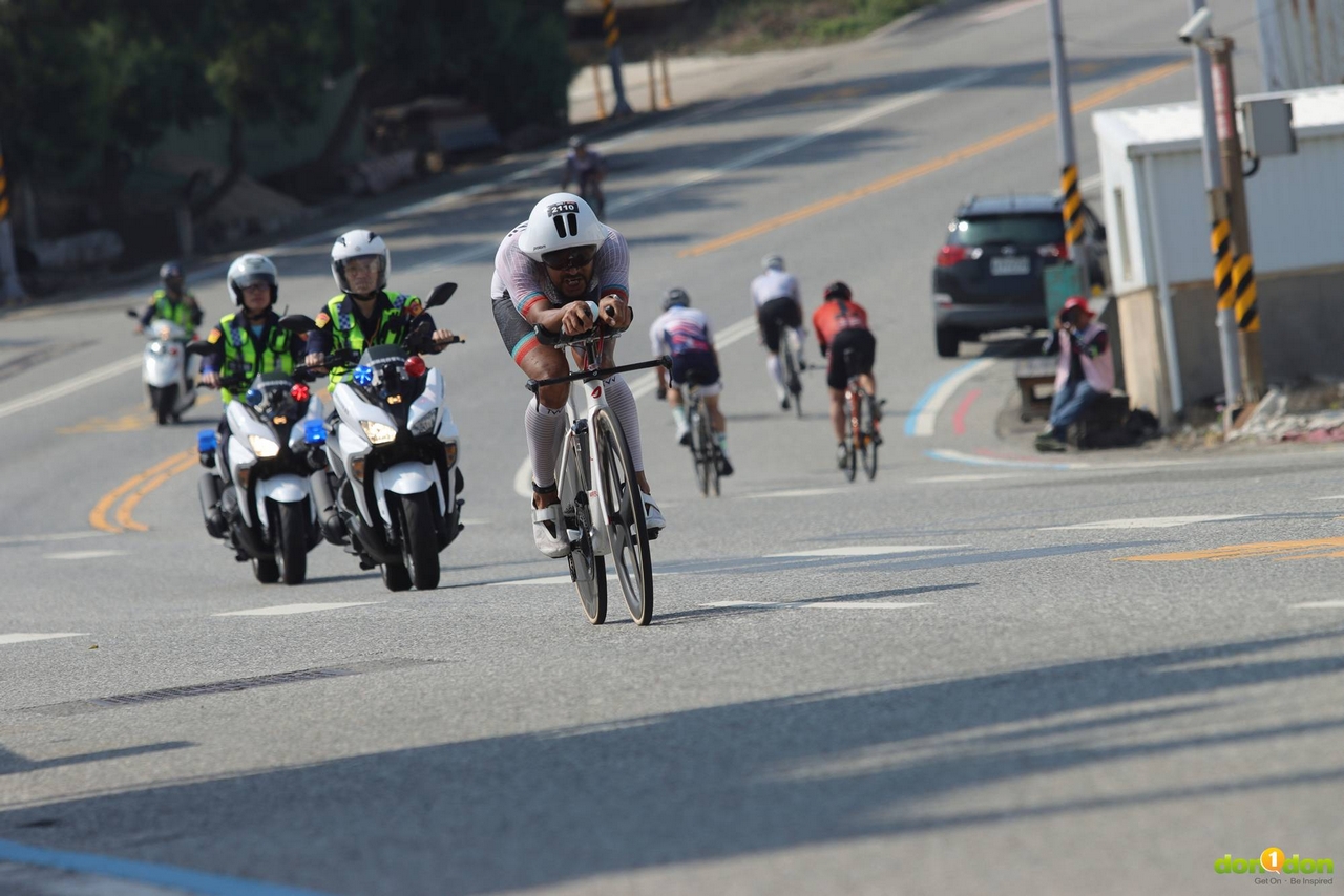 中國選手李郴(#2110)以全場最快的自行車成績率先進入轉換區