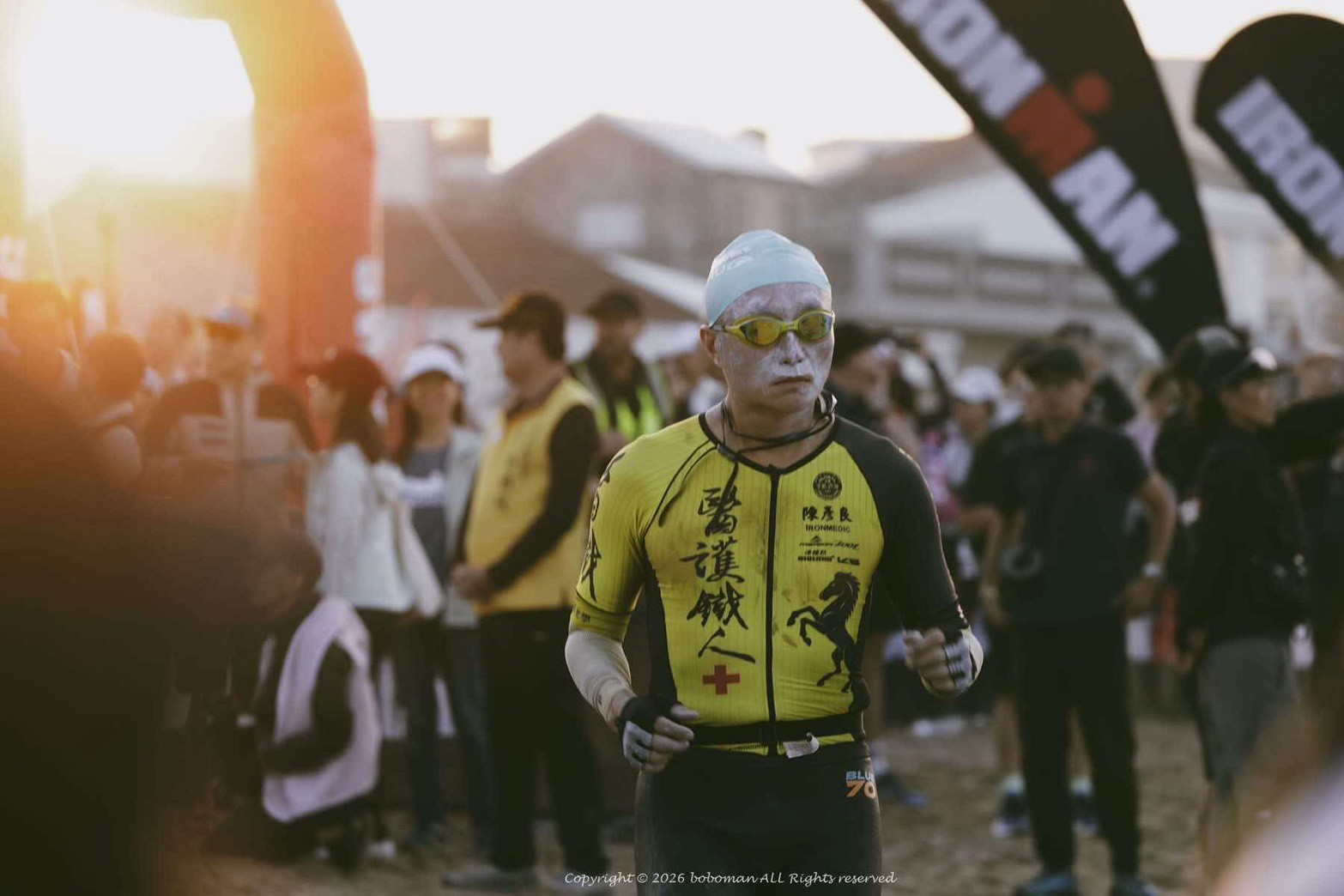 為了預防海泳時被水母螫傷,醫護鐵人創辦人陳彥良使用防護膏將自己塗得像國劇大白臉,親自示範最佳的物理防護