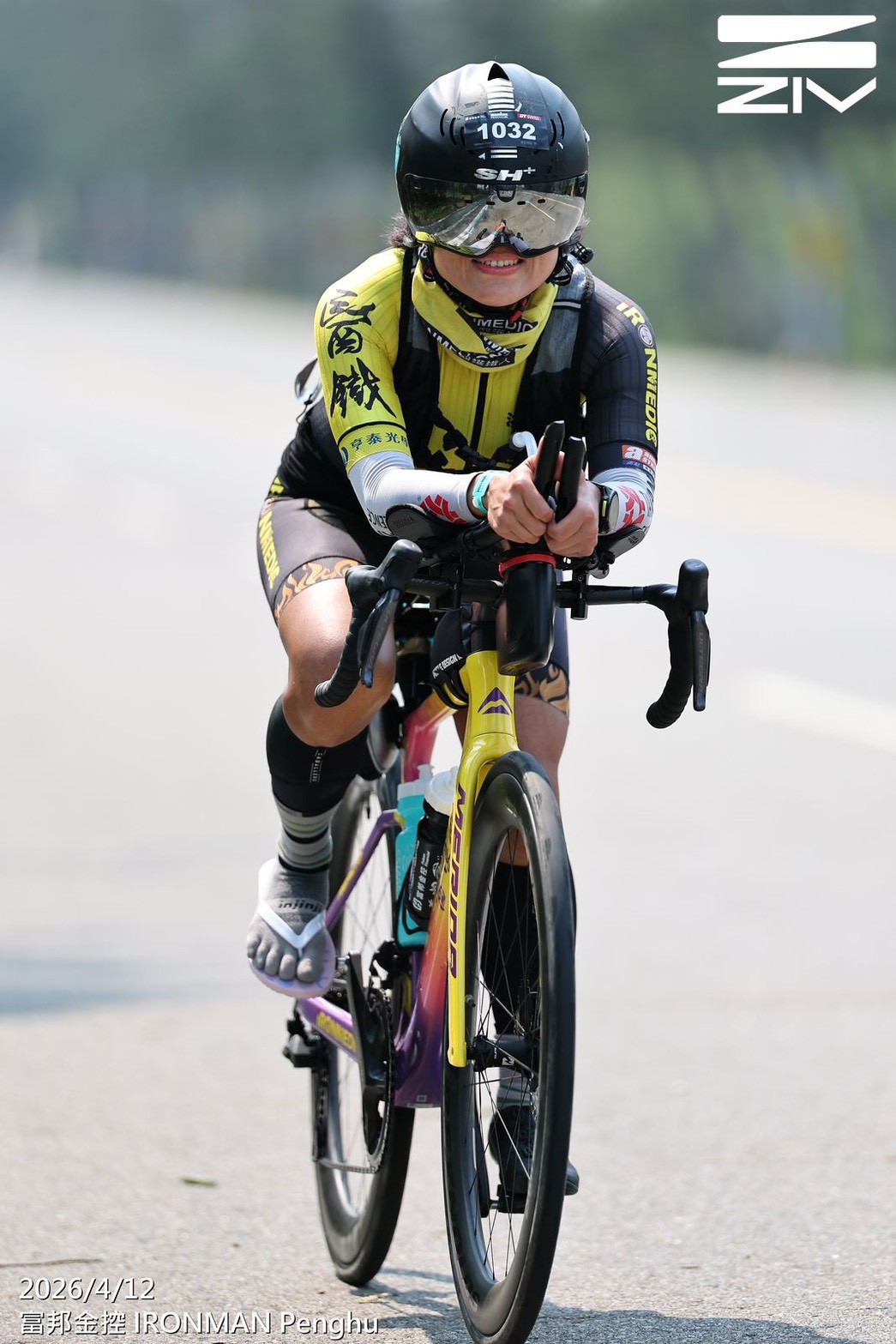 挑選自行車鞋時務必注意楦頭寬度,以因應長距離運動後的足部腫脹。本次醫護鐵人共同創辦人洪緯欣醫師因途中右腳感到不適,緊急改換拖鞋應戰。(圖片來源:ZIV專業運動眼鏡)