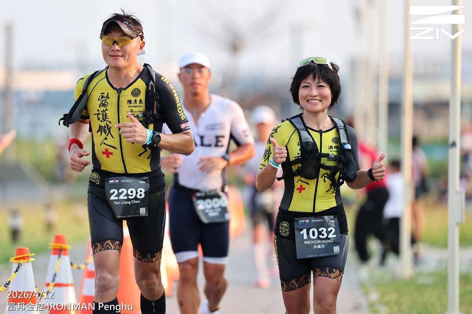 在賽道上提供公益零收費救護的「醫護鐵人」,本次受主辦單位邀請,全程支援4月12日的澎湖鐵人三項賽事。右為醫護鐵人共同創辦人洪緯欣醫師,左為醫護鐵人創辦人陳彥良。(圖片來源:ZIV專業運動眼鏡)
