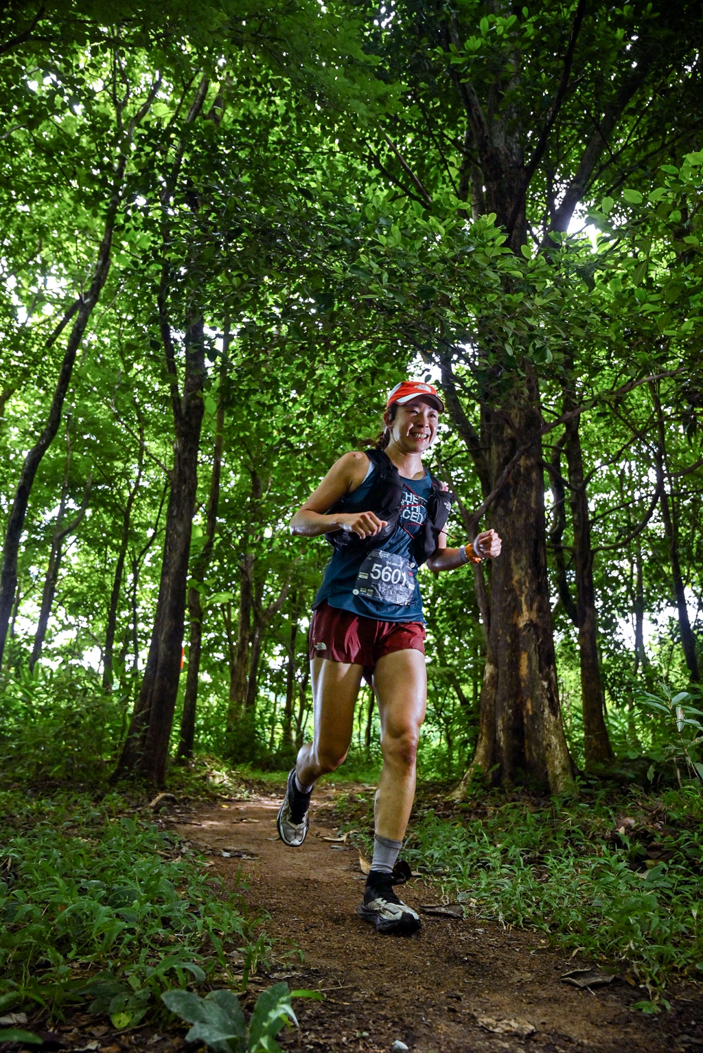 簽約運動員侯士婧穿著Offtrail Ultra 野徑飛爪越野跑鞋