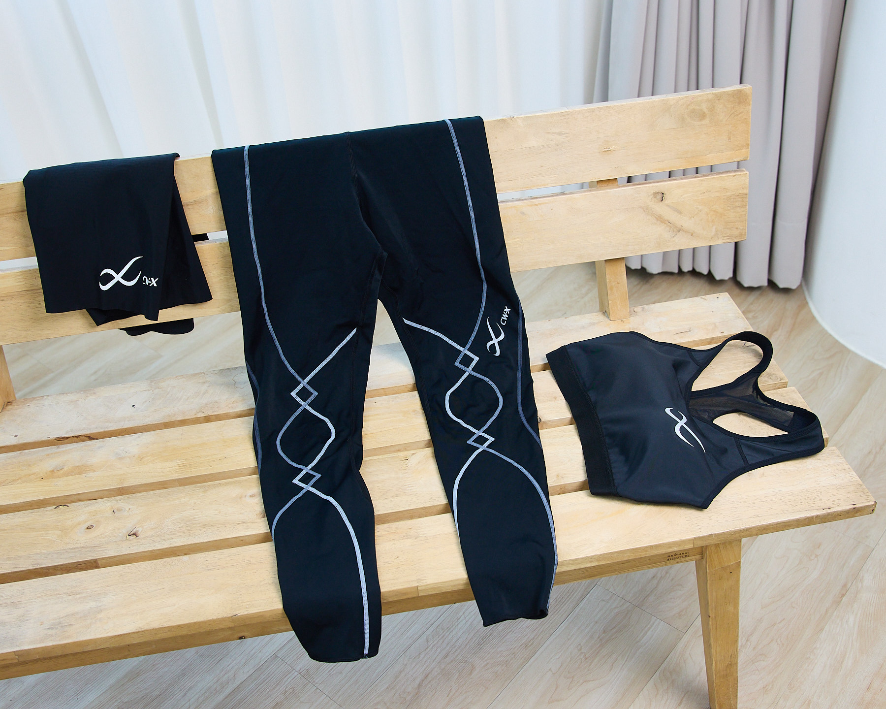 CW-X 女款首波主打商品,從左至右為 Body Balance Up Model 五分壓縮褲(CV2505)、EXPERT 壓縮長褲(CL2499)及無鋼圈防晃動運動內衣(CB9020),分別針對髖關節與骨盆、髖膝關節,以及運動時的胸部晃動提供支撐。